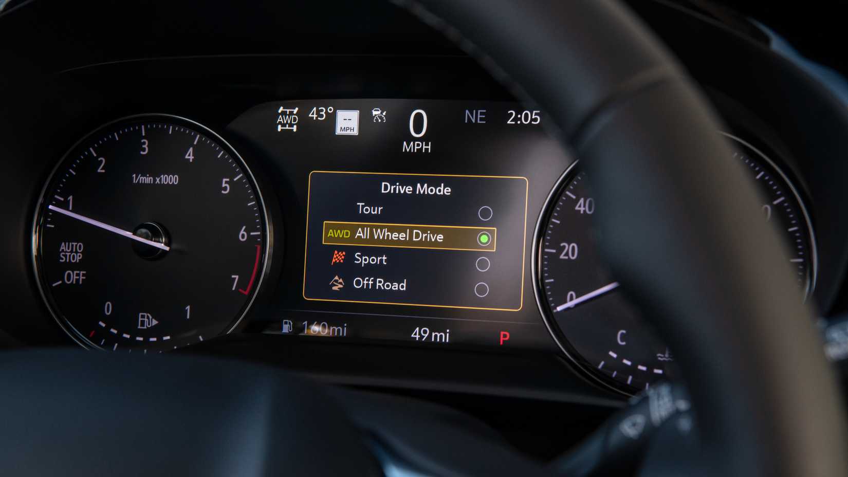 Foto do interior de um Buick Envision Avenir 2022 mostrando conjunto de medidores