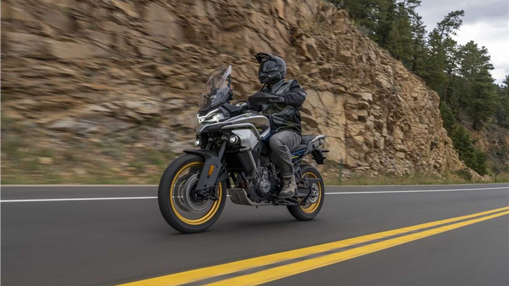 O 2023 CFMoto Ibex 800 T navegando em uma estrada vazia 