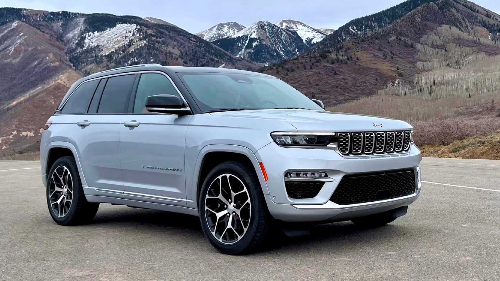 2023 Jeep Grand Cherokee front 3/4 shot