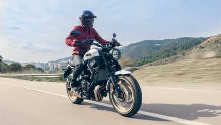2023 Yamaha XSR700 frente 3/4 foto de ação