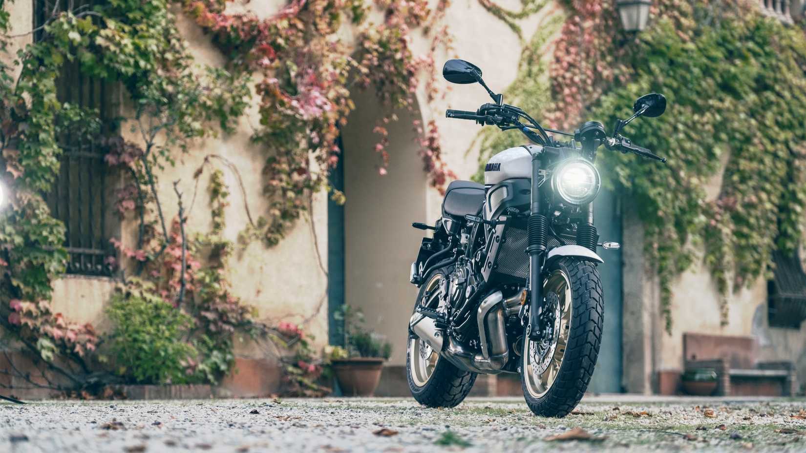 2023 Yamaha XSR700 front still shot