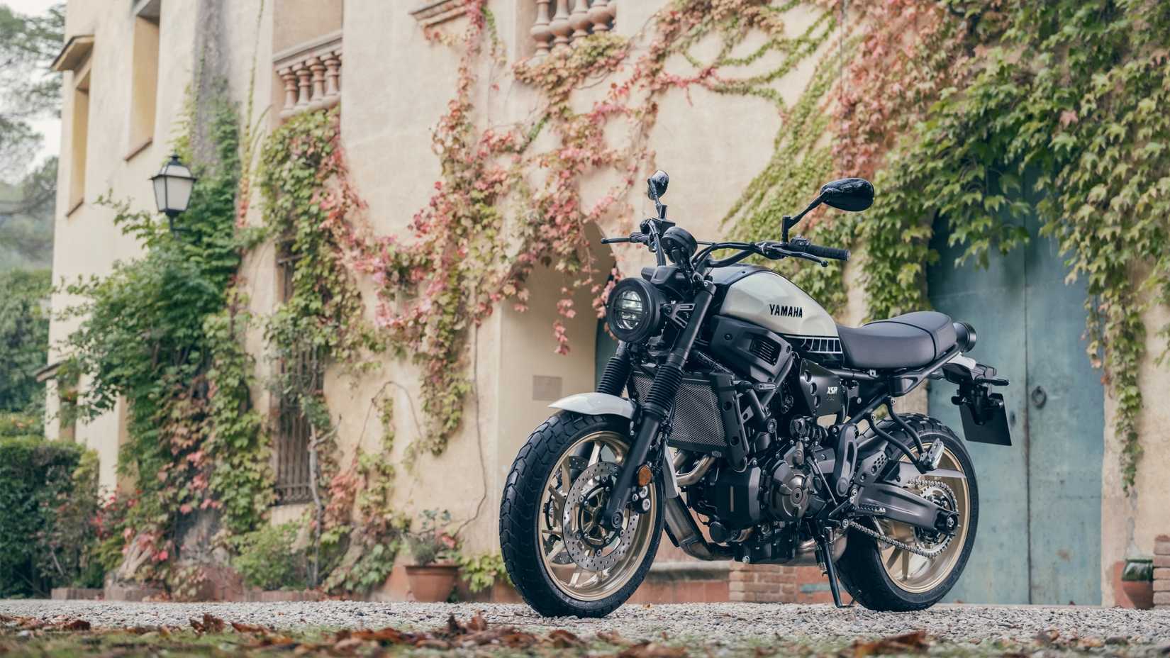Yamaha XSR700 frontal 3/4 ainda filmada
