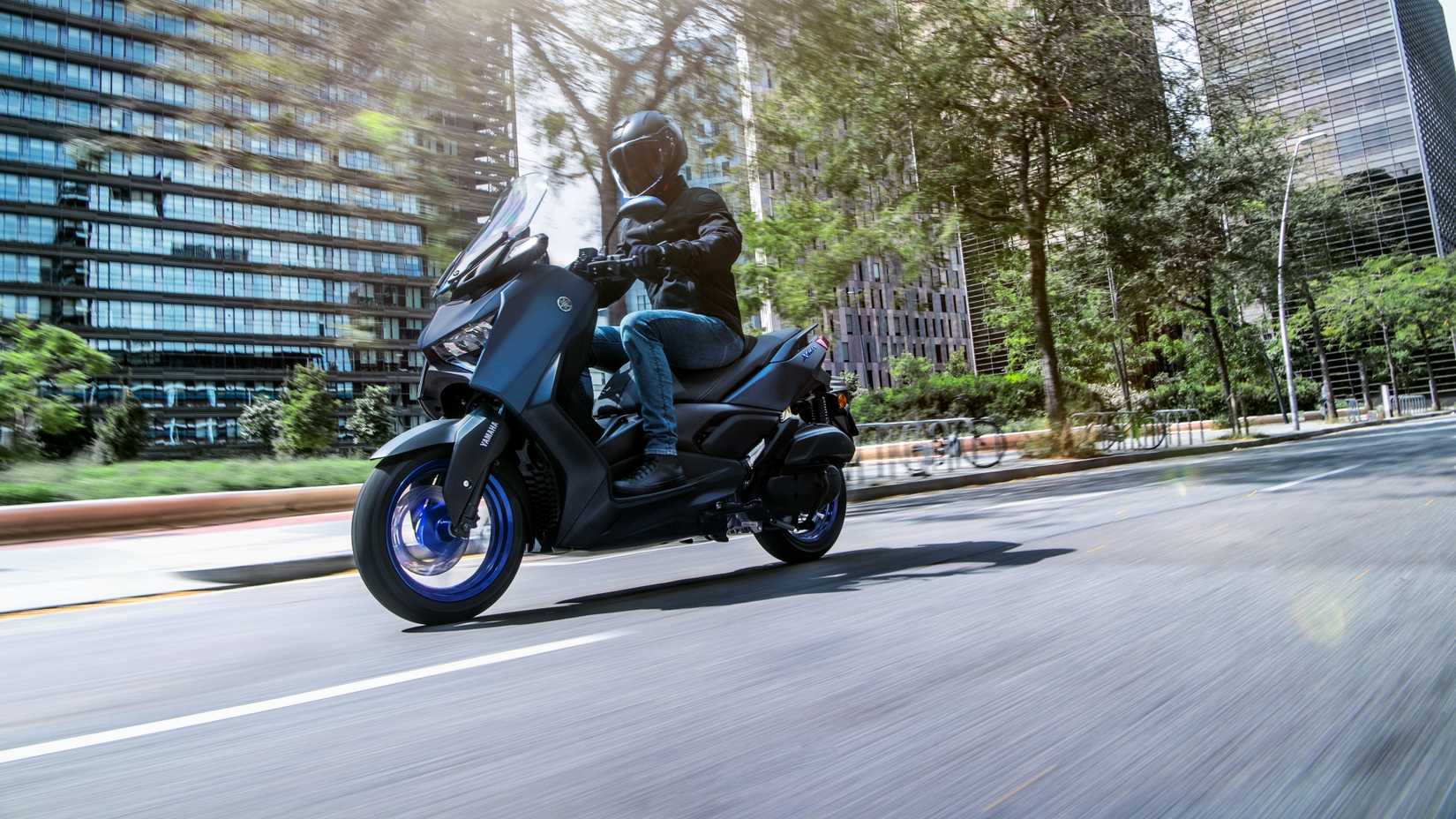 Uma foto de ação de uma Yamaha XMAX 2023