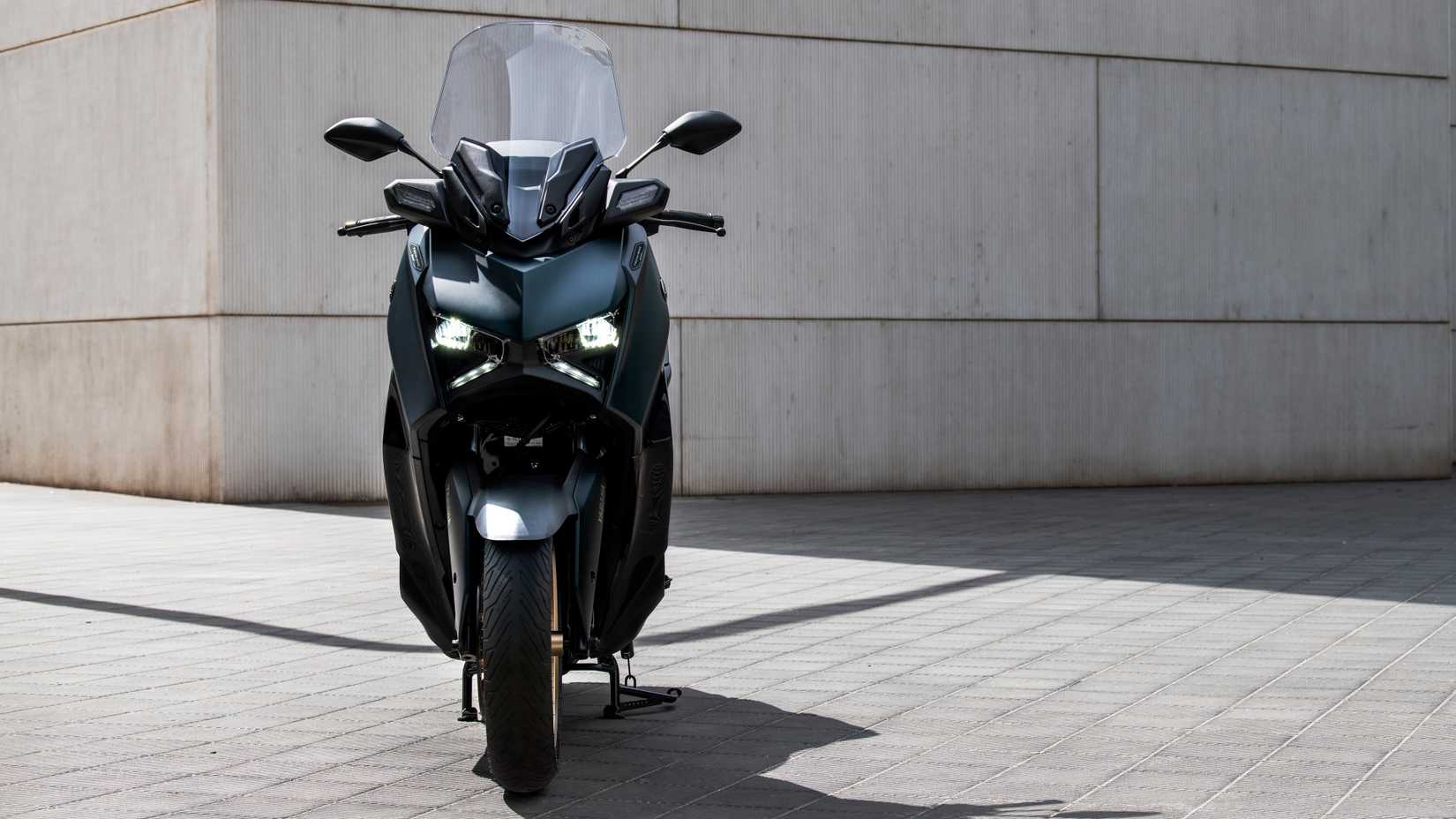 Uma foto frontal de uma Yamaha XMAX 2023