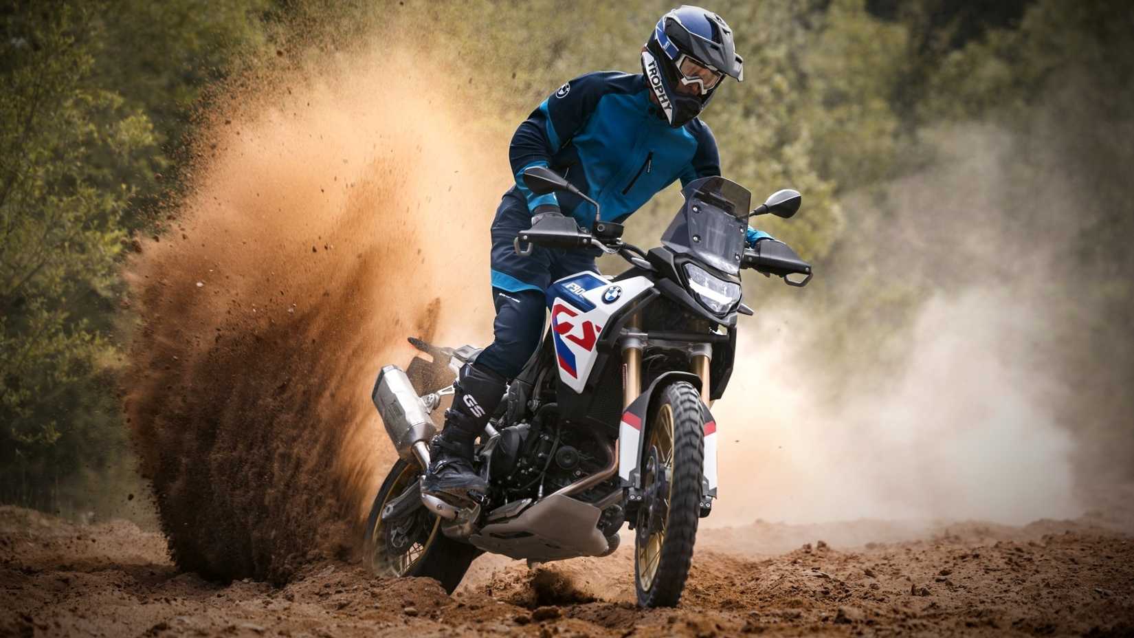 Foto de ação da BMW F 900 GS em uma trilha de areia