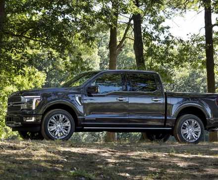 Uma foto externa lateral esquerda do Ford F-150 Platinum 2024
