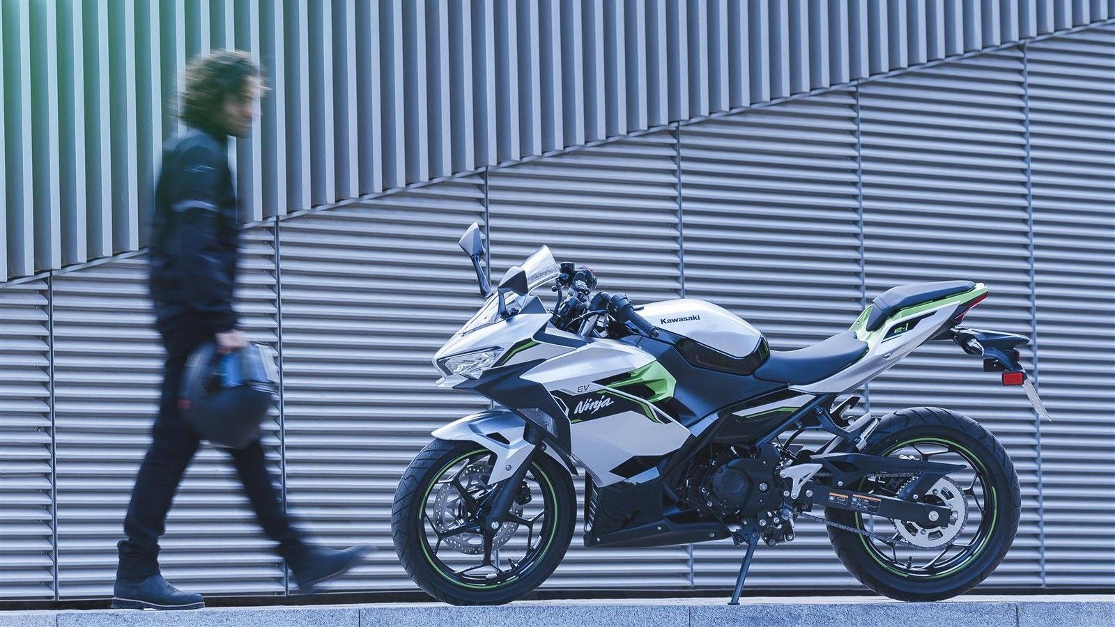 2024 Kawasaki Ninja e-1 vs Ninja 400 - Key Differences