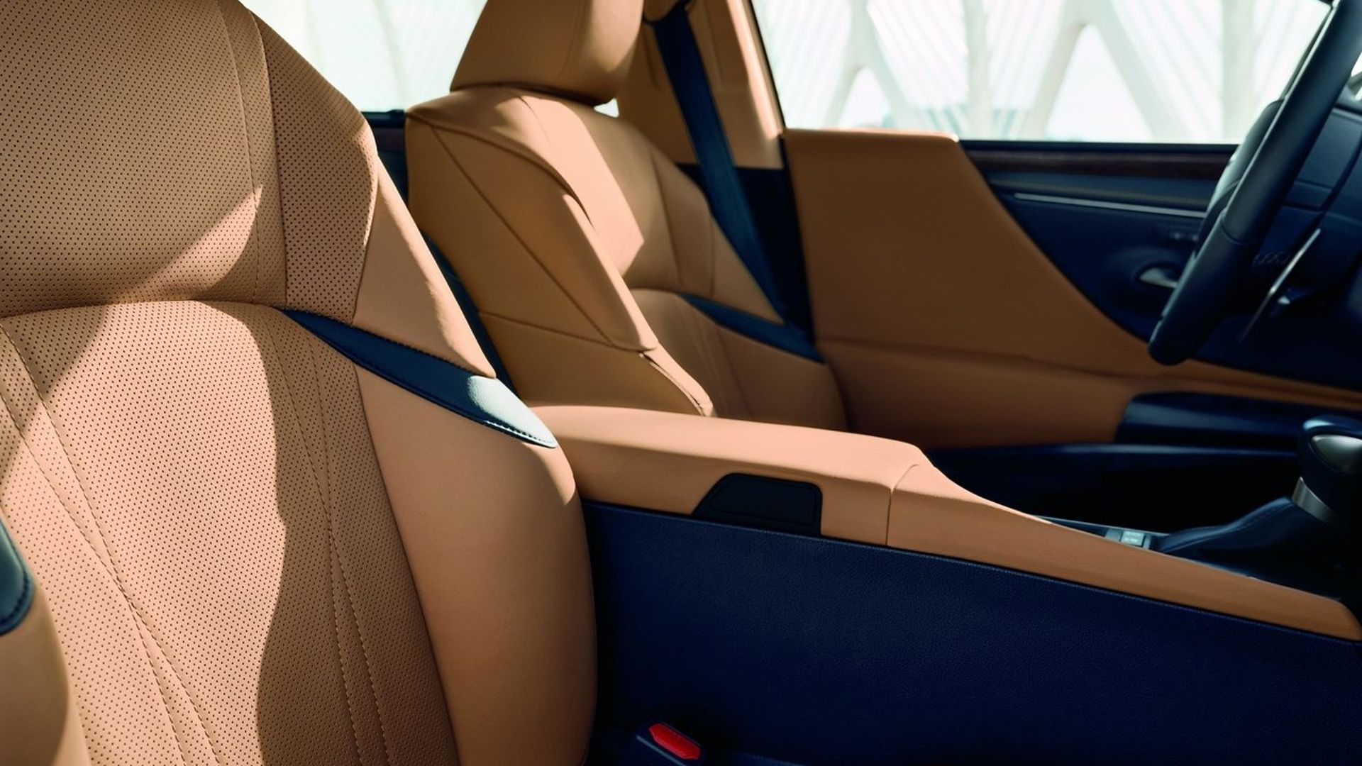 Uma foto do interior do Lexus ES 300h 2024 durante o dia.