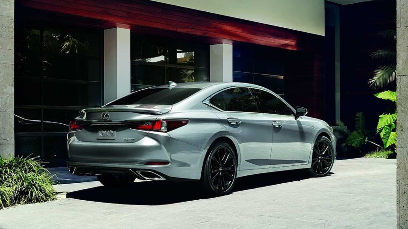 2024 Lexus ES 300h traseiro 3/4 tiro estacionado