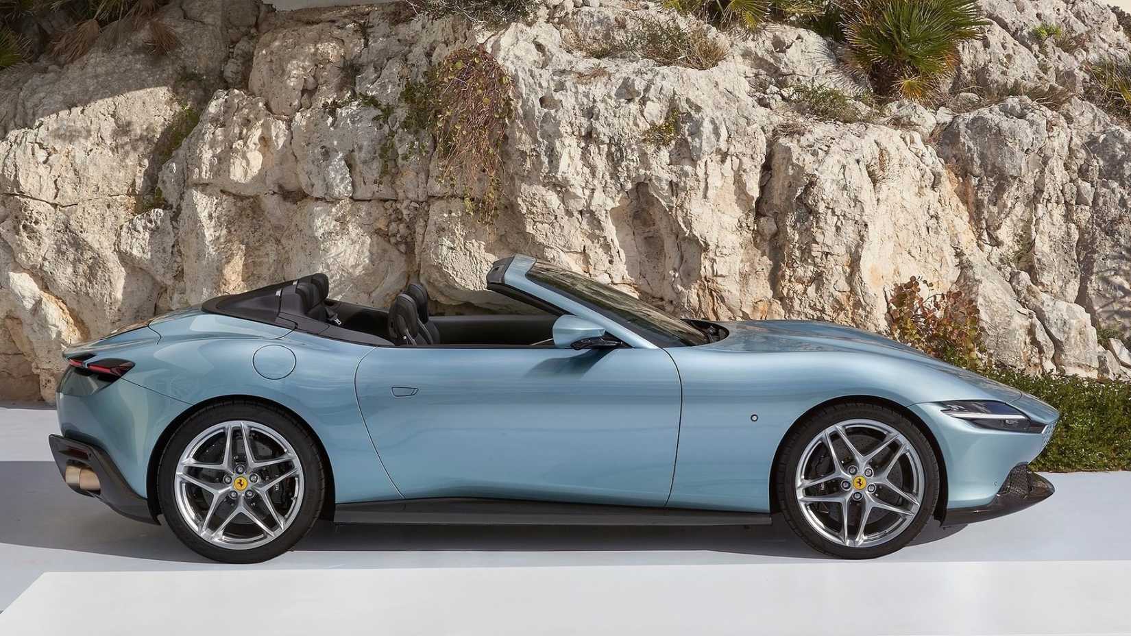 Uma foto lateral da Ferrari Roma Spider 2024 estacionada na garagem