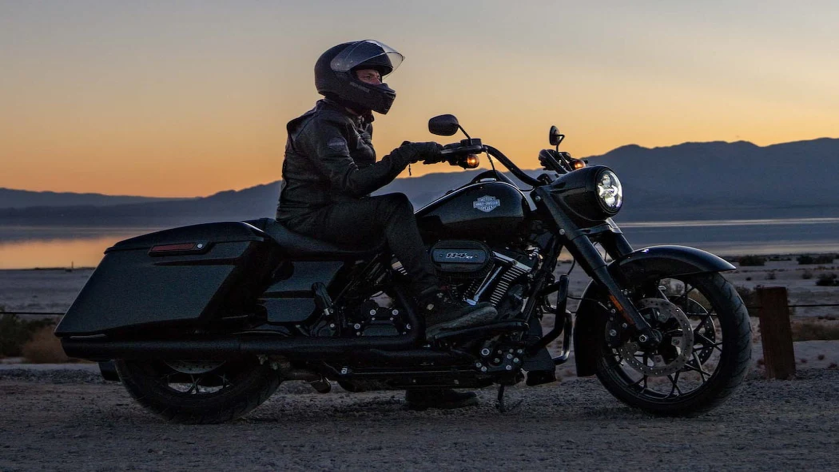 2023 Harley-Davidson Road King Special com cenário de fundo
