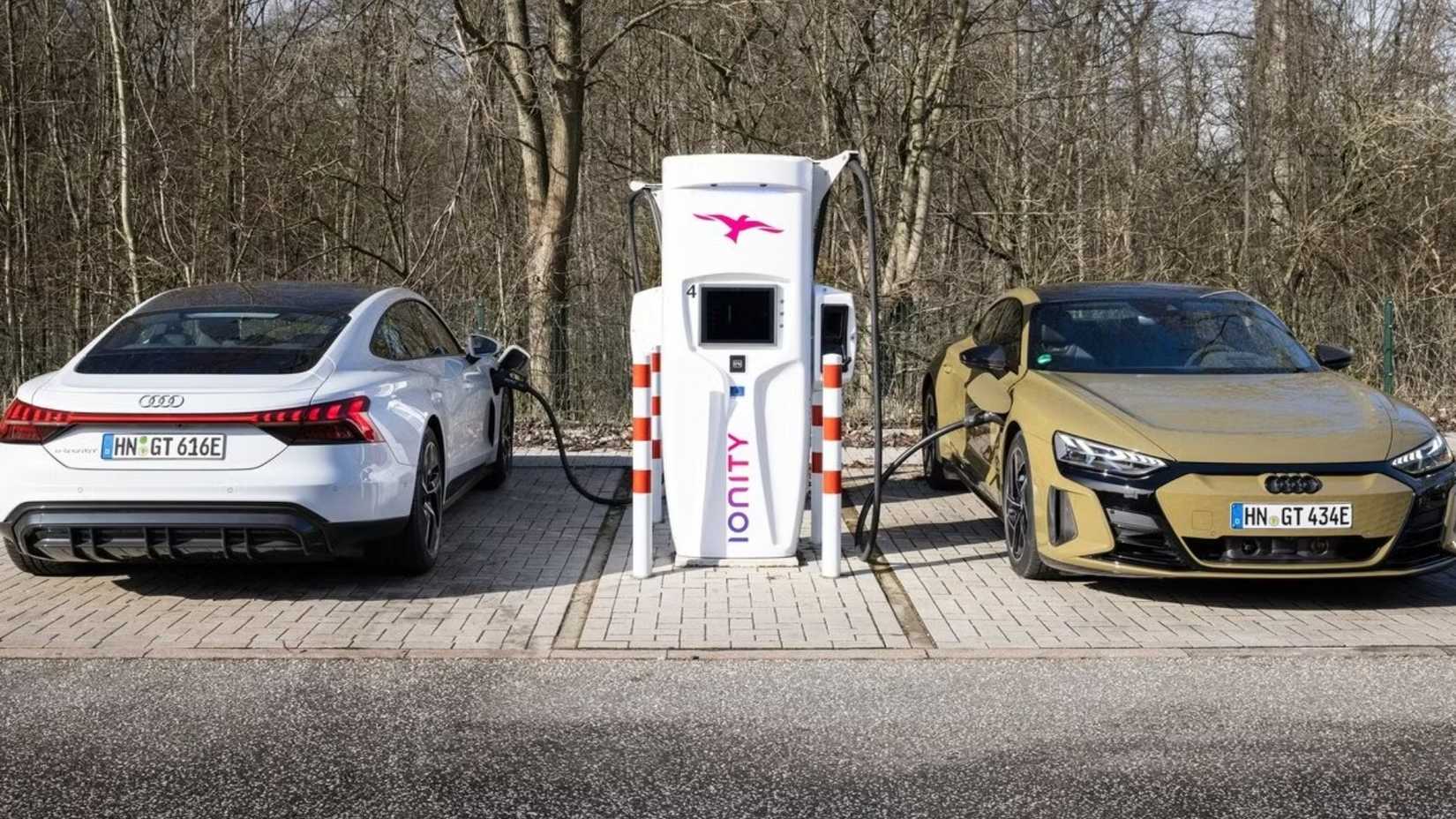 O Audi e-Tron 2022 e o Audi RS e-Tron GT 2022 carregando lado a lado