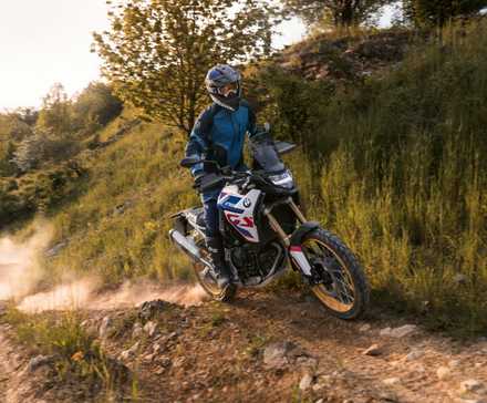 Foto de ação da BMW F 900 GS 2024
