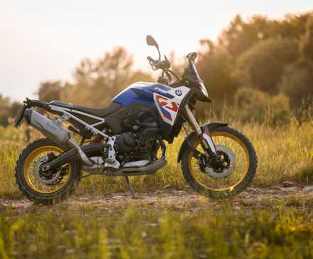 Foto externa lateral direita da BMW F 900 GS 2024