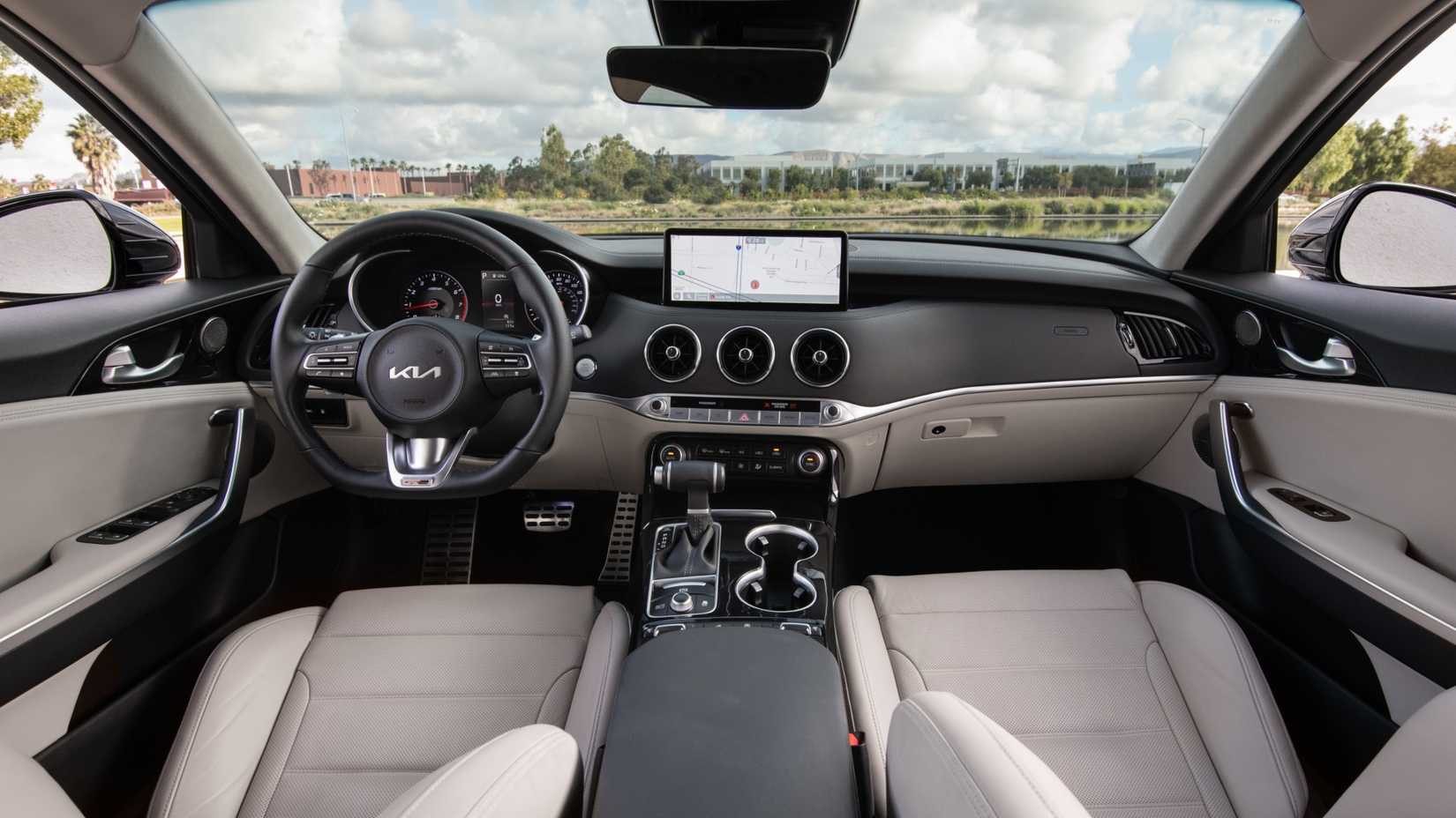 O interior de um Kia Stinger 2023 mostra cores claras e escuras