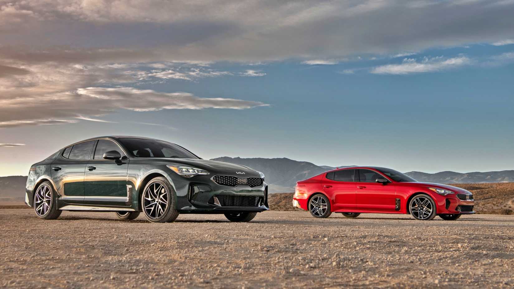 2023 Kia Stinger GT-Line e GT2 no deserto