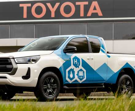 Vista frontal 3/4 de um protótipo Toyota Hilux Hydrogen 2023