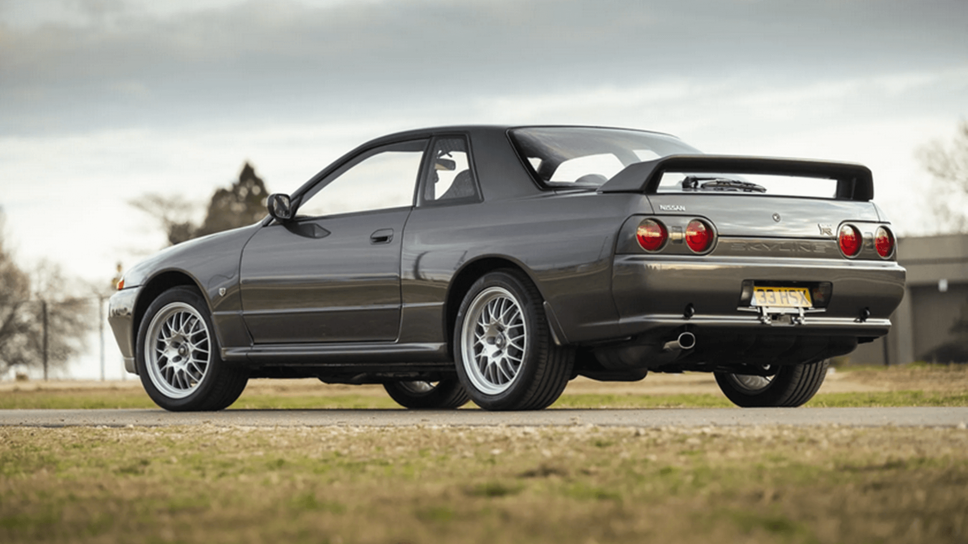 Nissan Skyline GT-R R32 Recives Extreme Body Kit From Japanese Tuner