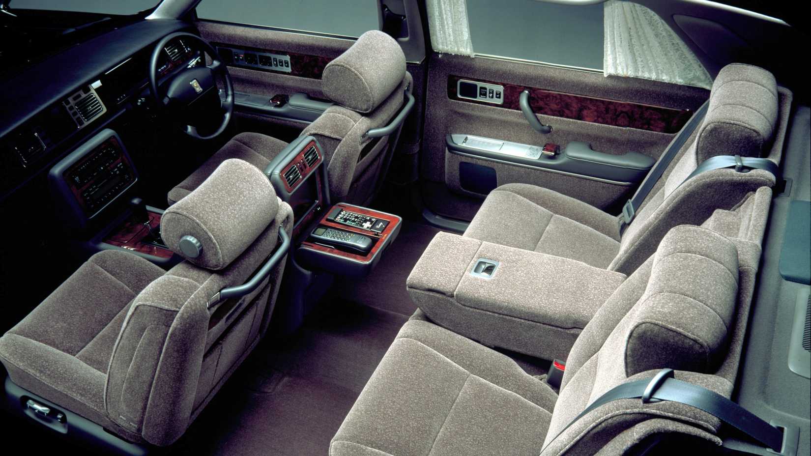 Foto do interior do Toyota Century V-12 de segunda geração