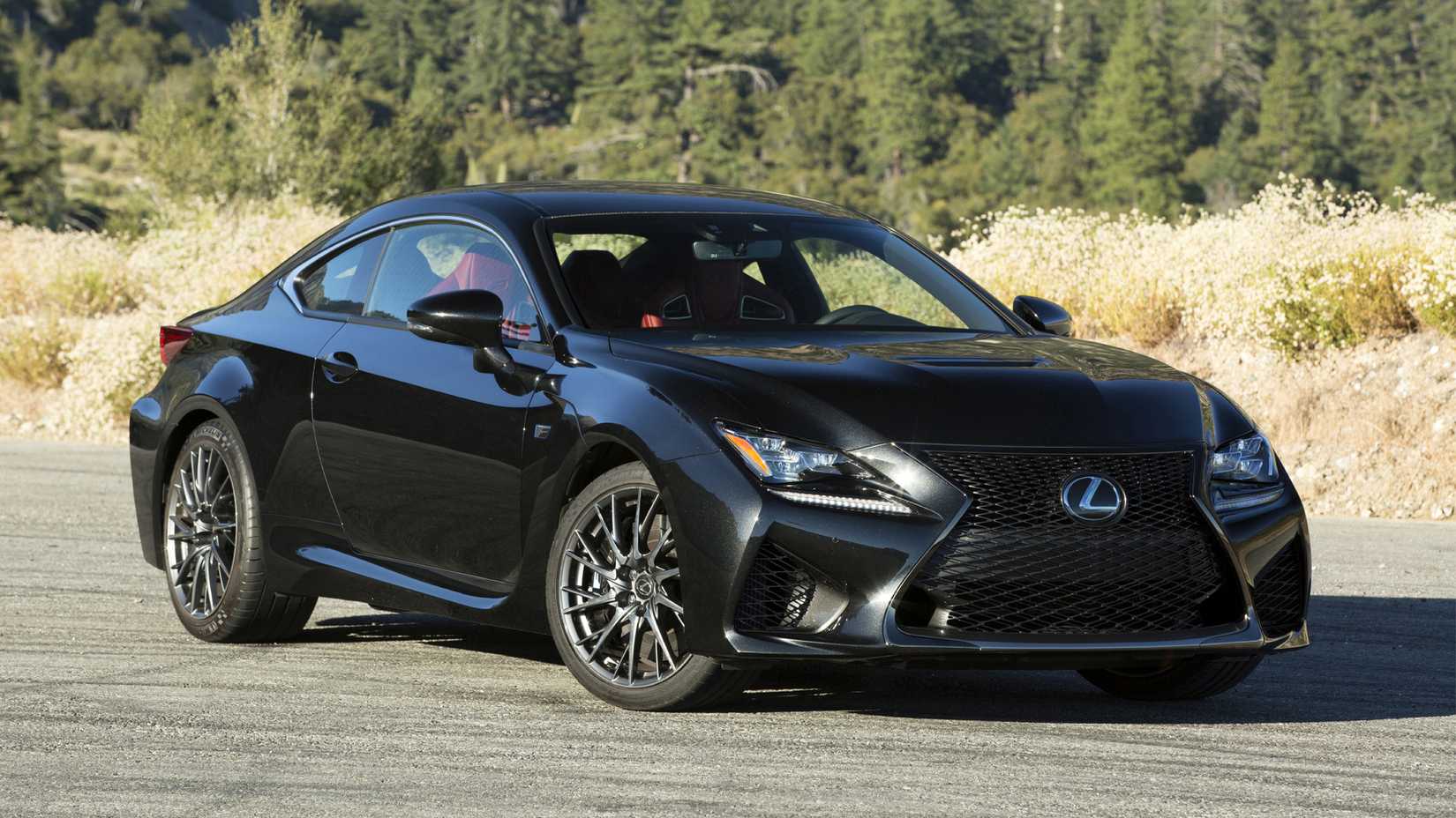 Vista de três quartos do Lexus RC F 2017 preto
