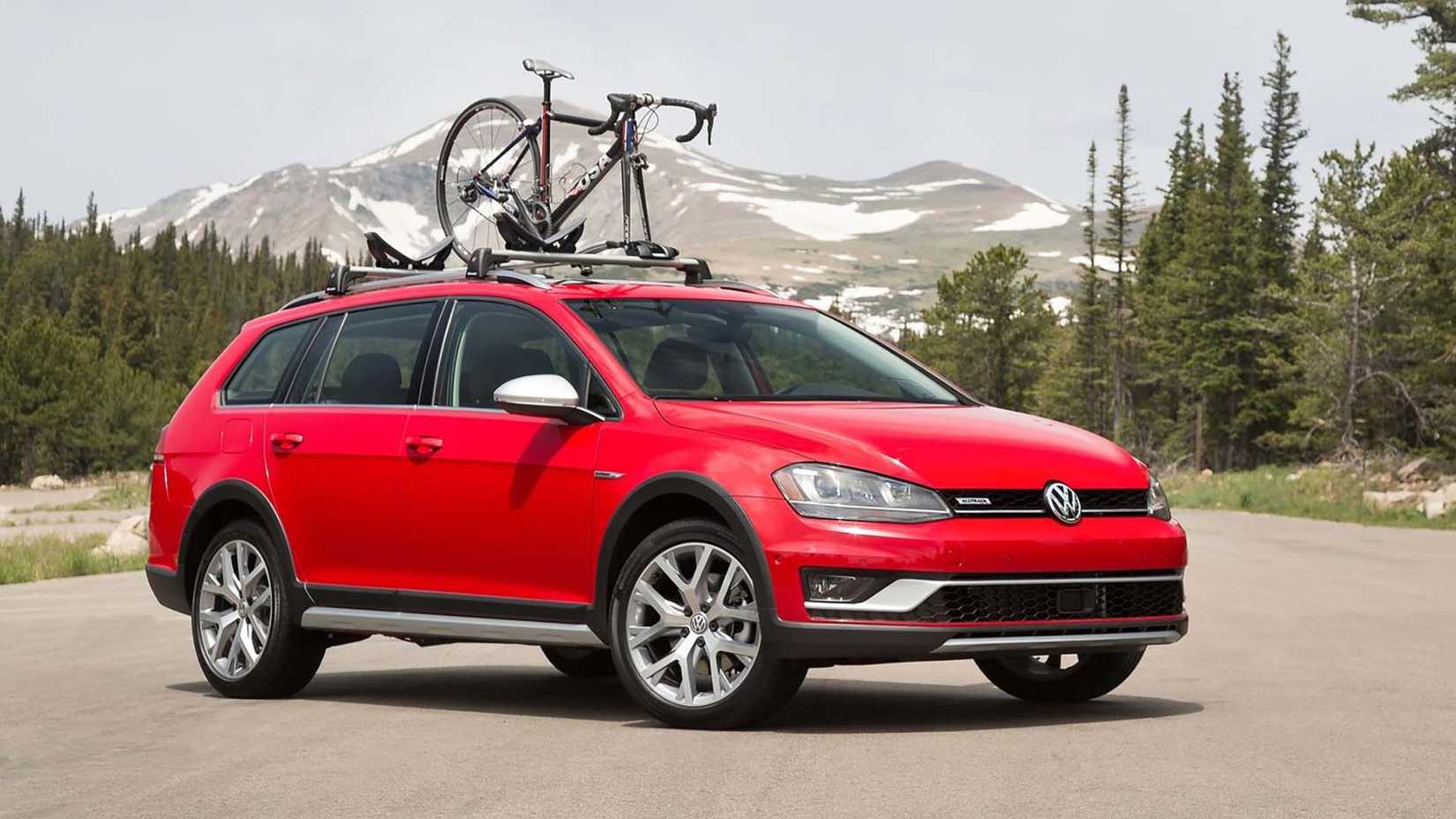 Front 3/4 view of a 2017 Volkswagen Golf Alltrack with a bike on top