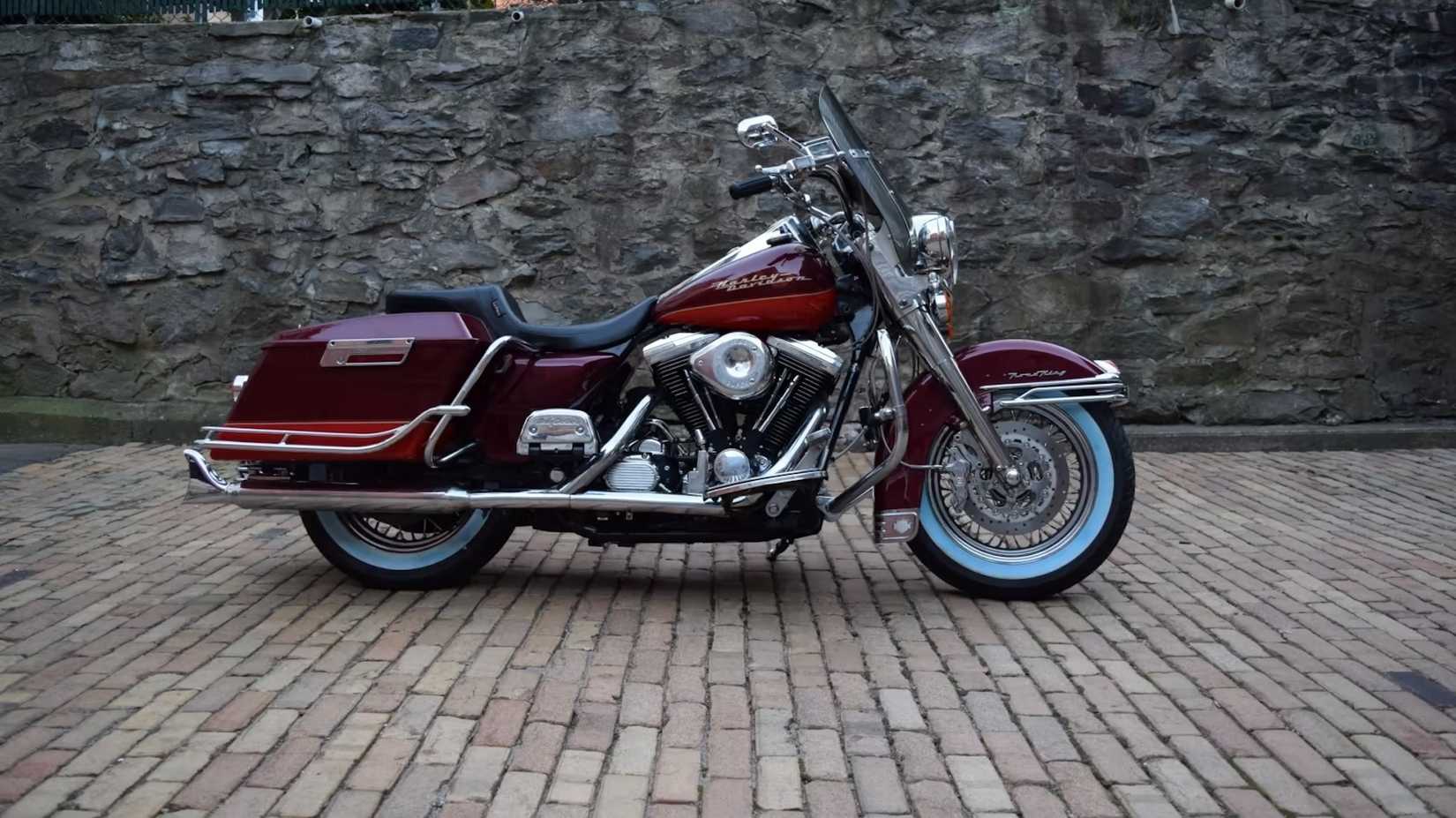 Vista lateral do perfil lateral da Harley-Davidson Road King 1995