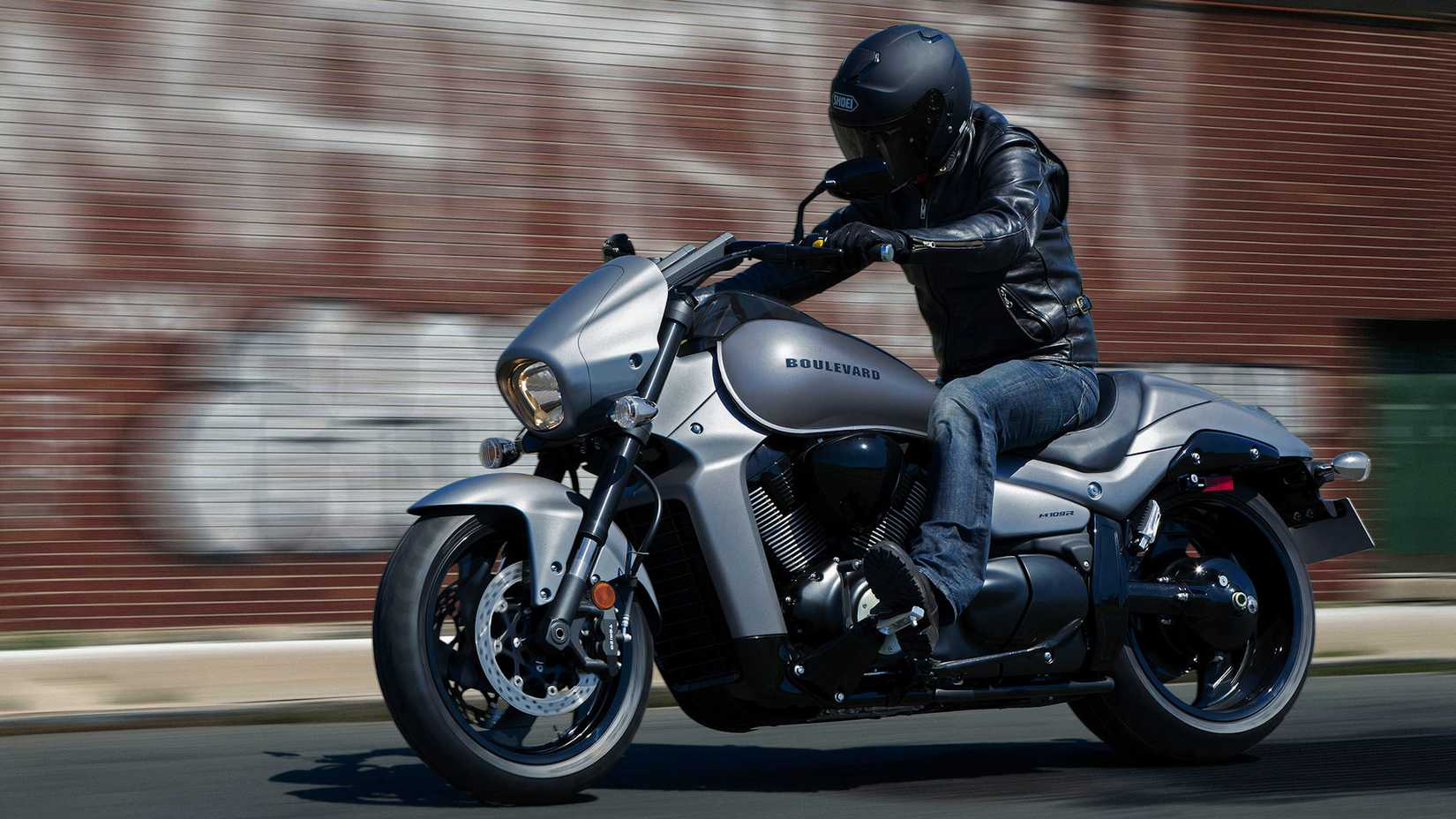Gray Suzuki Boulevard M109R BOSS cruzando na estrada