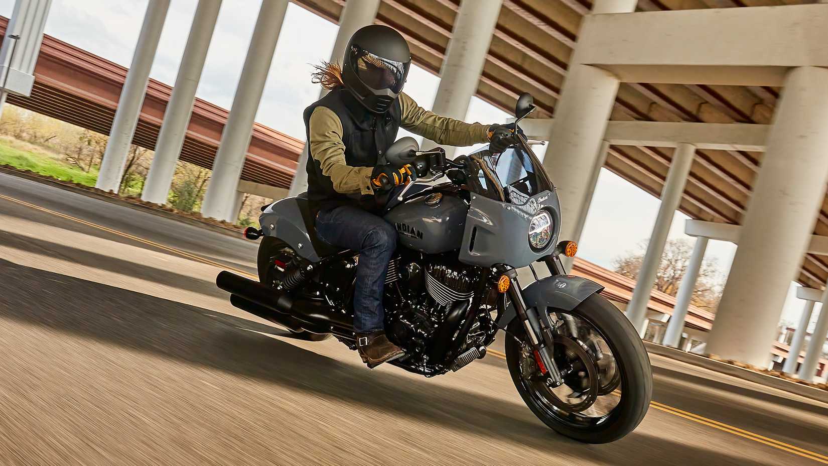 Grey 2023 Indian Sport Chief inclinado em uma curva
