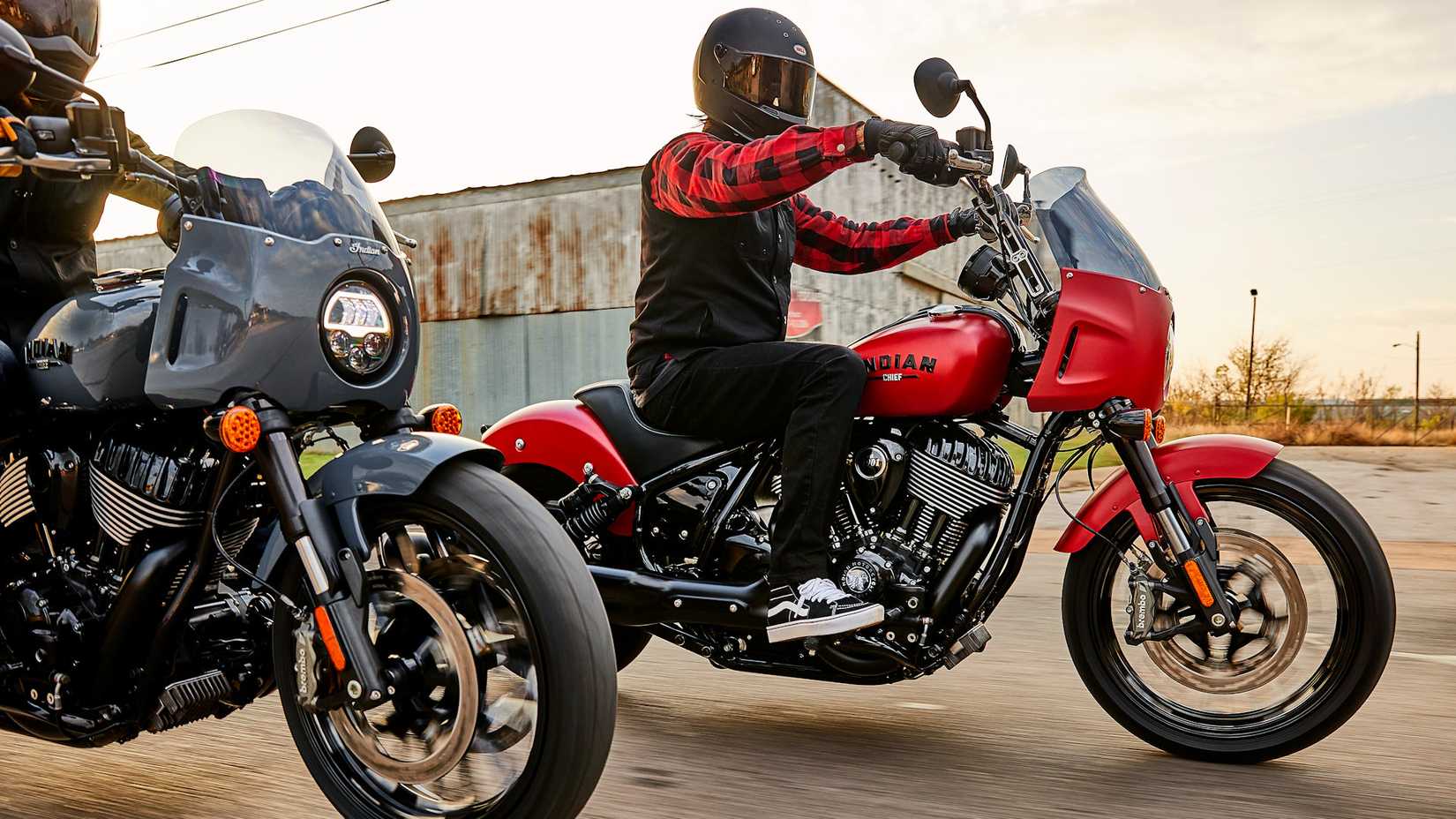 Piloto em um Indian Sport Chief 2023 vermelho com acessórios