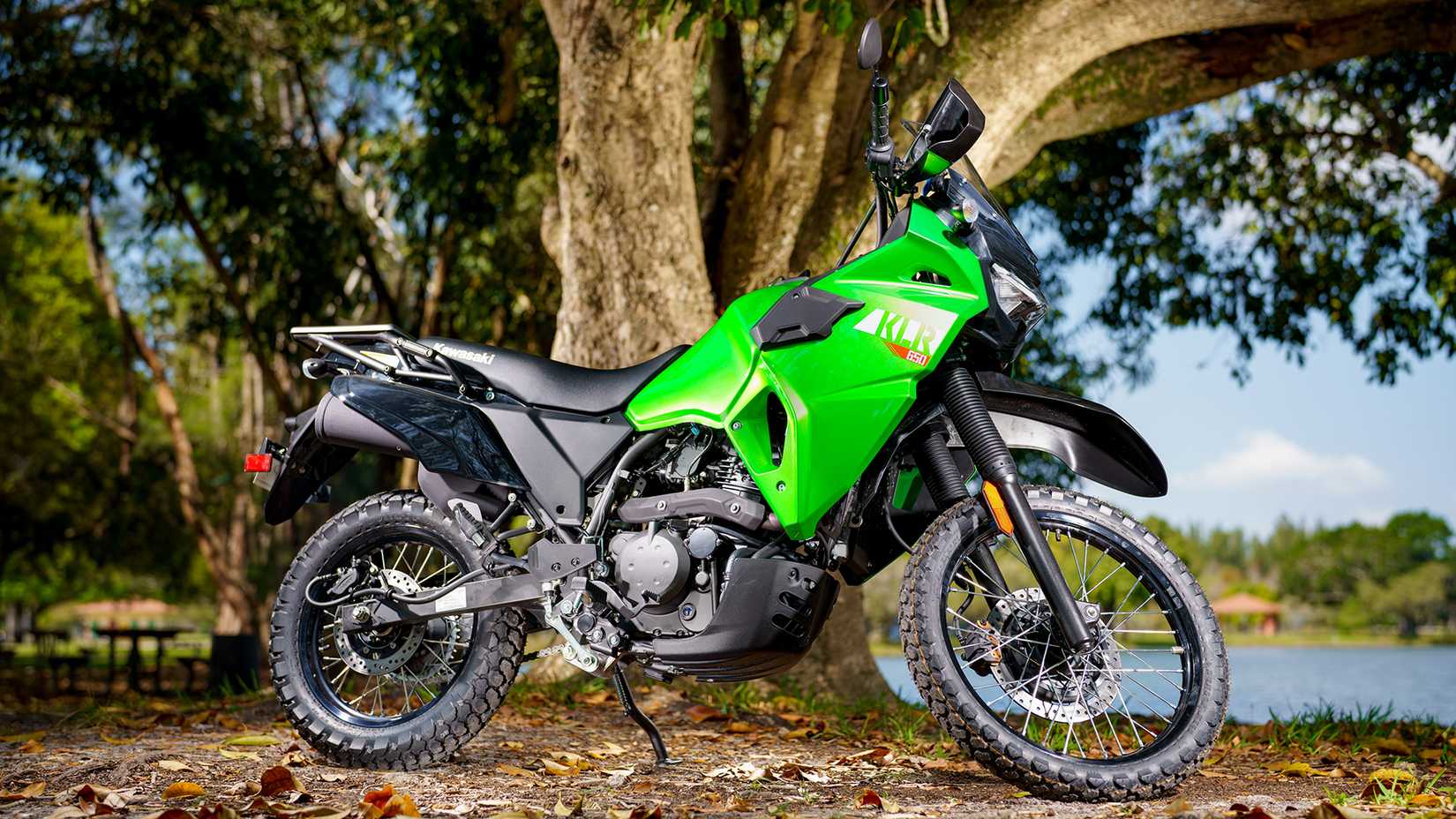 Verde 2023 Kawasaki KLR650 perto do lago