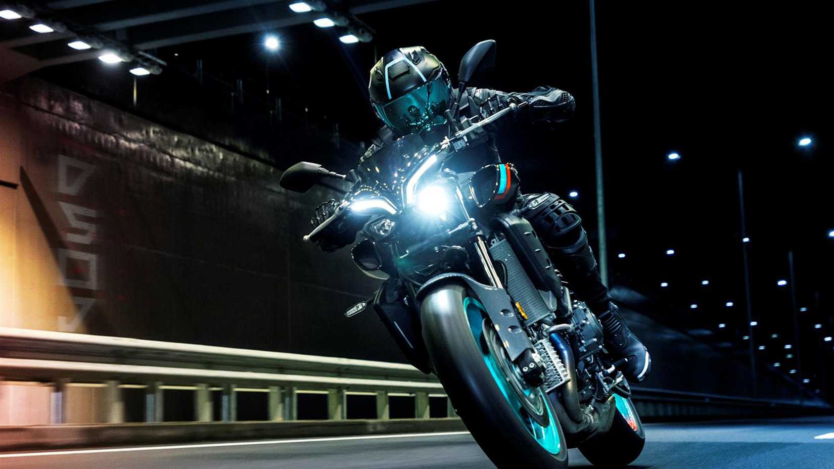 2023 Yamaha MT-10 ação de bicicleta nua filmada em vista frontal noturna.