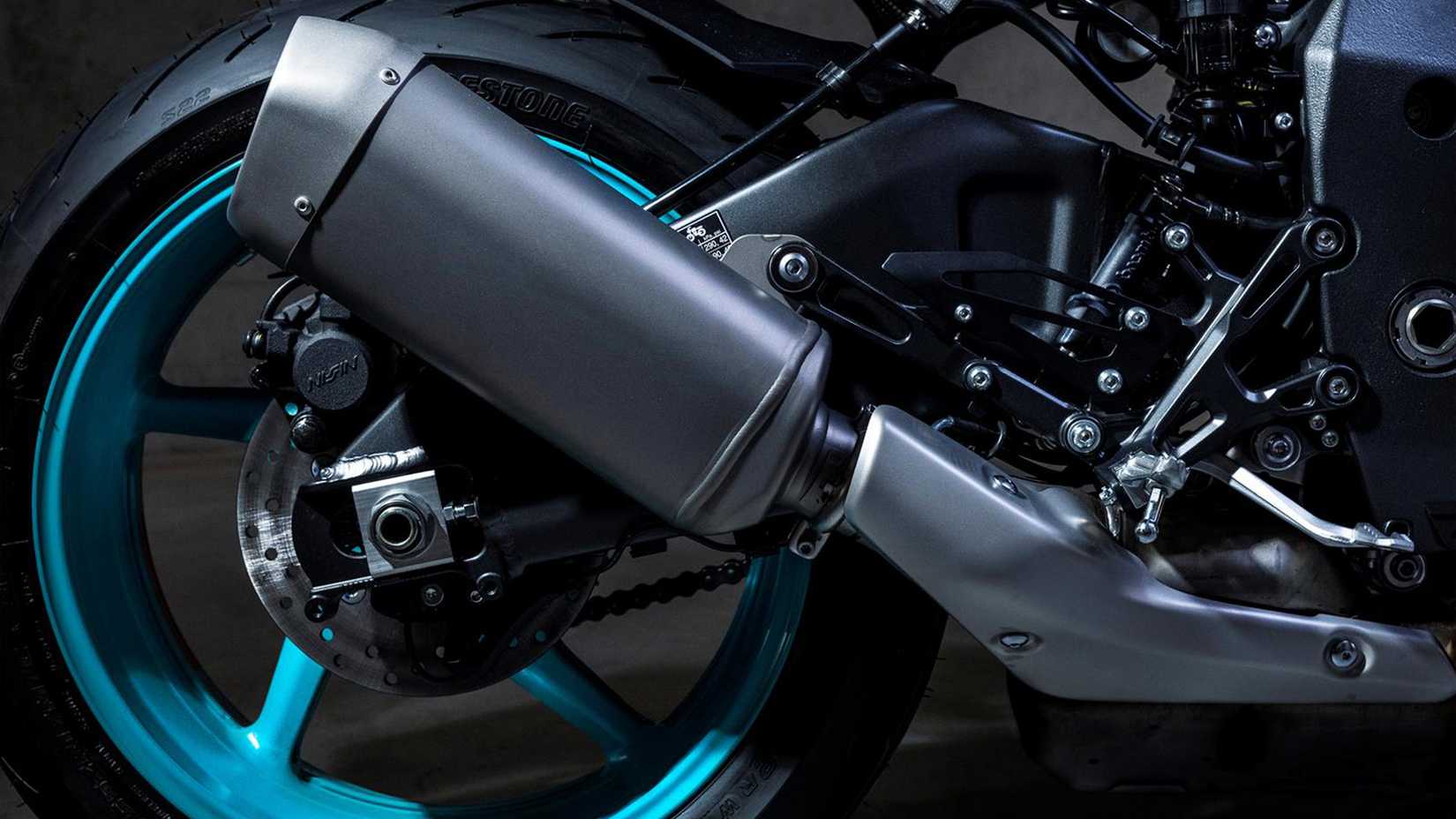 Close detalhado do tubo de escape em uma bicicleta nua YAMAHA MT-10 2023