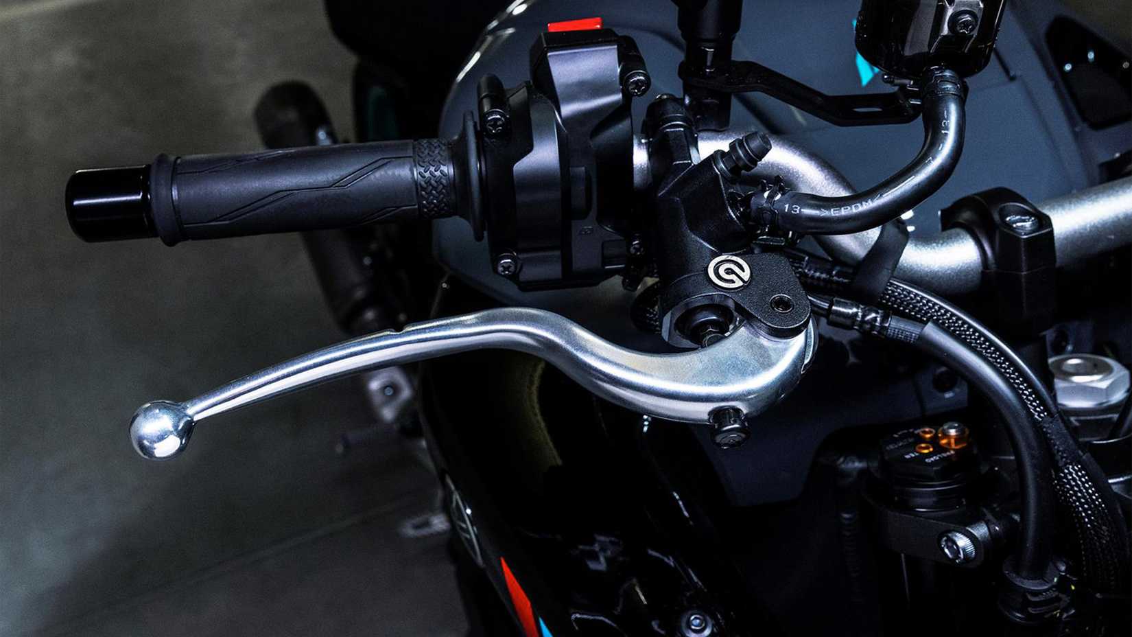 Close detalhado do guidão do lado direito em uma bicicleta nua YAMAHA MT-10 2023