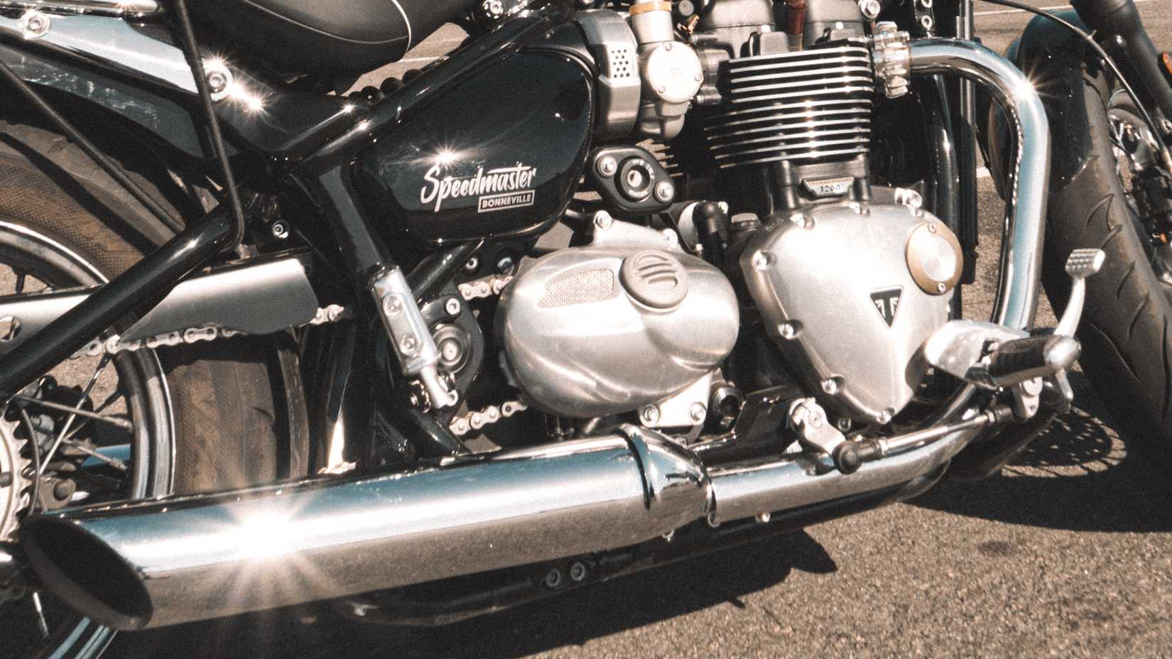 Foto aproximada do motor direito do Bonneville Speedmaster 2023
