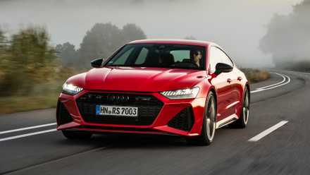 Audi RS7 Sportback vermelho 2024 na estrada