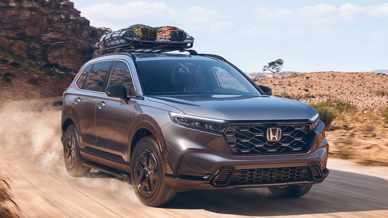 Uma foto frontal 3/4 do Honda CR-V Hybrid 2024 levantando poeira.