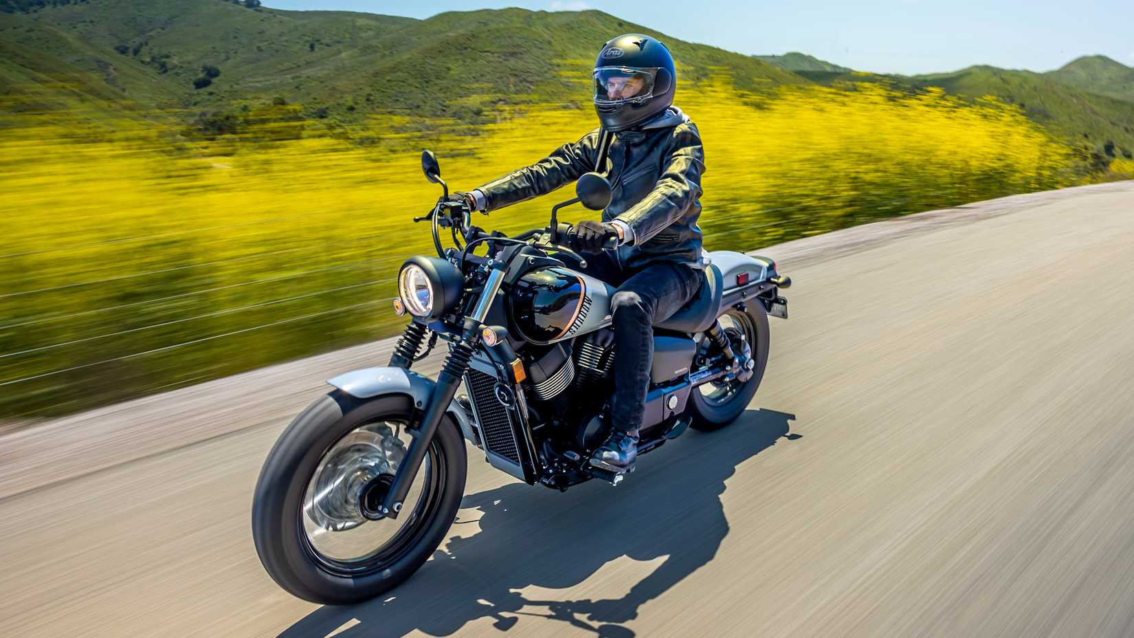 Honda Shadow Phantom navegando na estrada