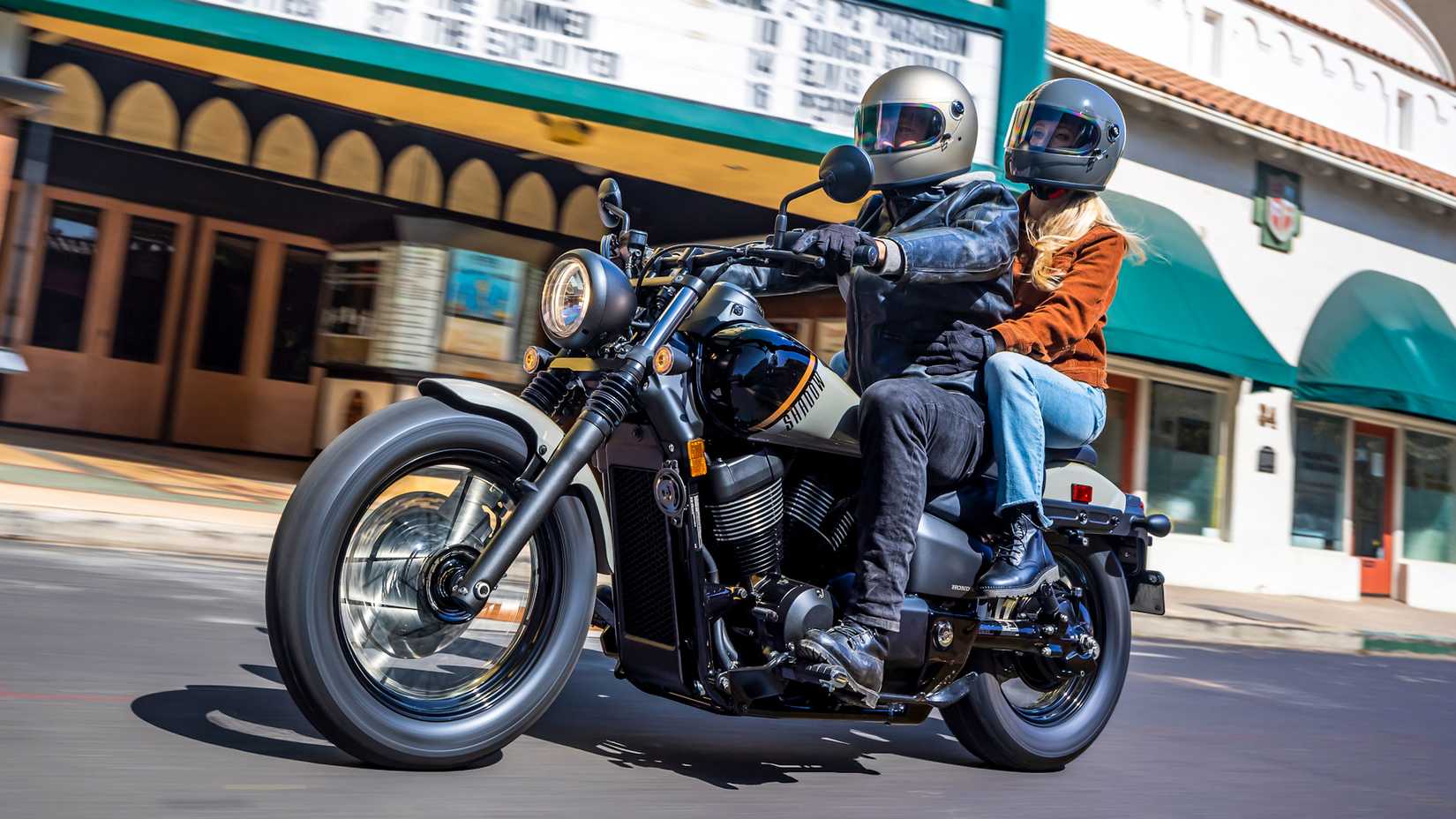 2025 Honda Shadow Phantom cruzando a cidade