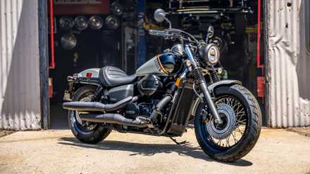 Honda Shadow Phantom estacionado em frente a uma garagem