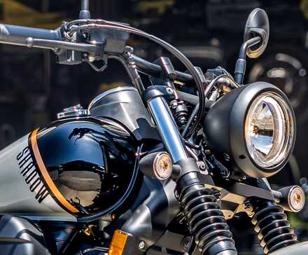 Detalhe aproximado do farol Honda Shadow Phantom