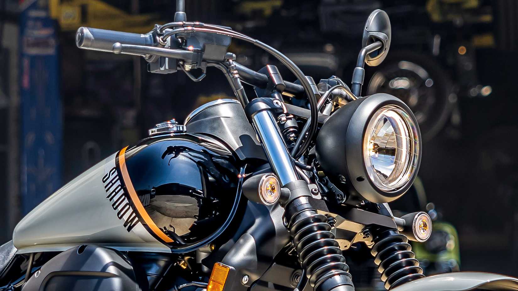 Detalhe aproximado do farol Honda Shadow Phantom