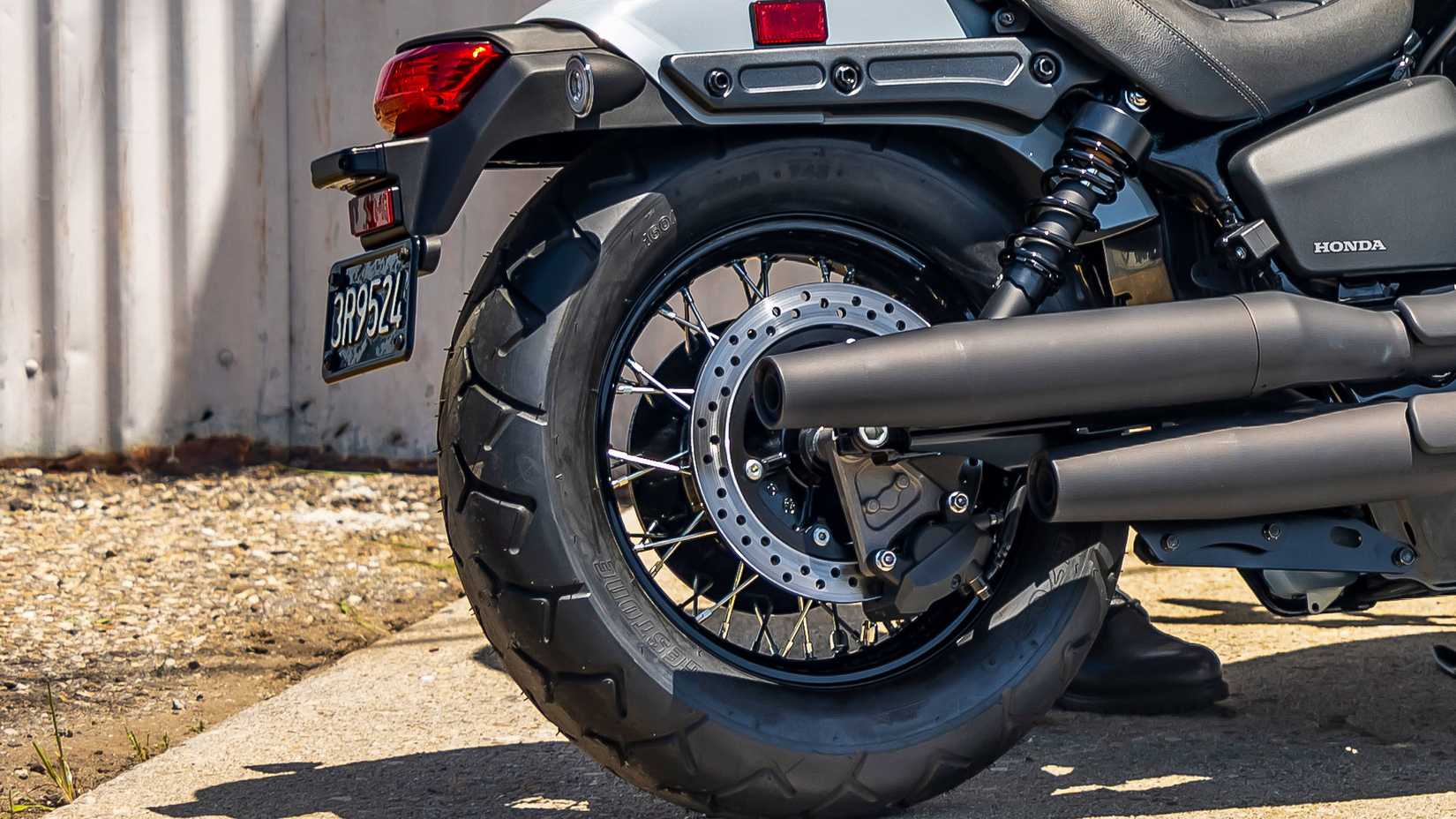 Detalhe da roda traseira do Honda Shadow Phantom 2024