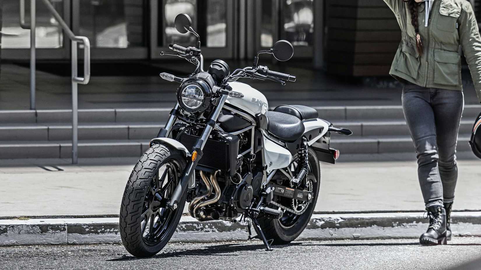 Branco 2024 Kawasaki Eliminator 450 estacionado na calçada