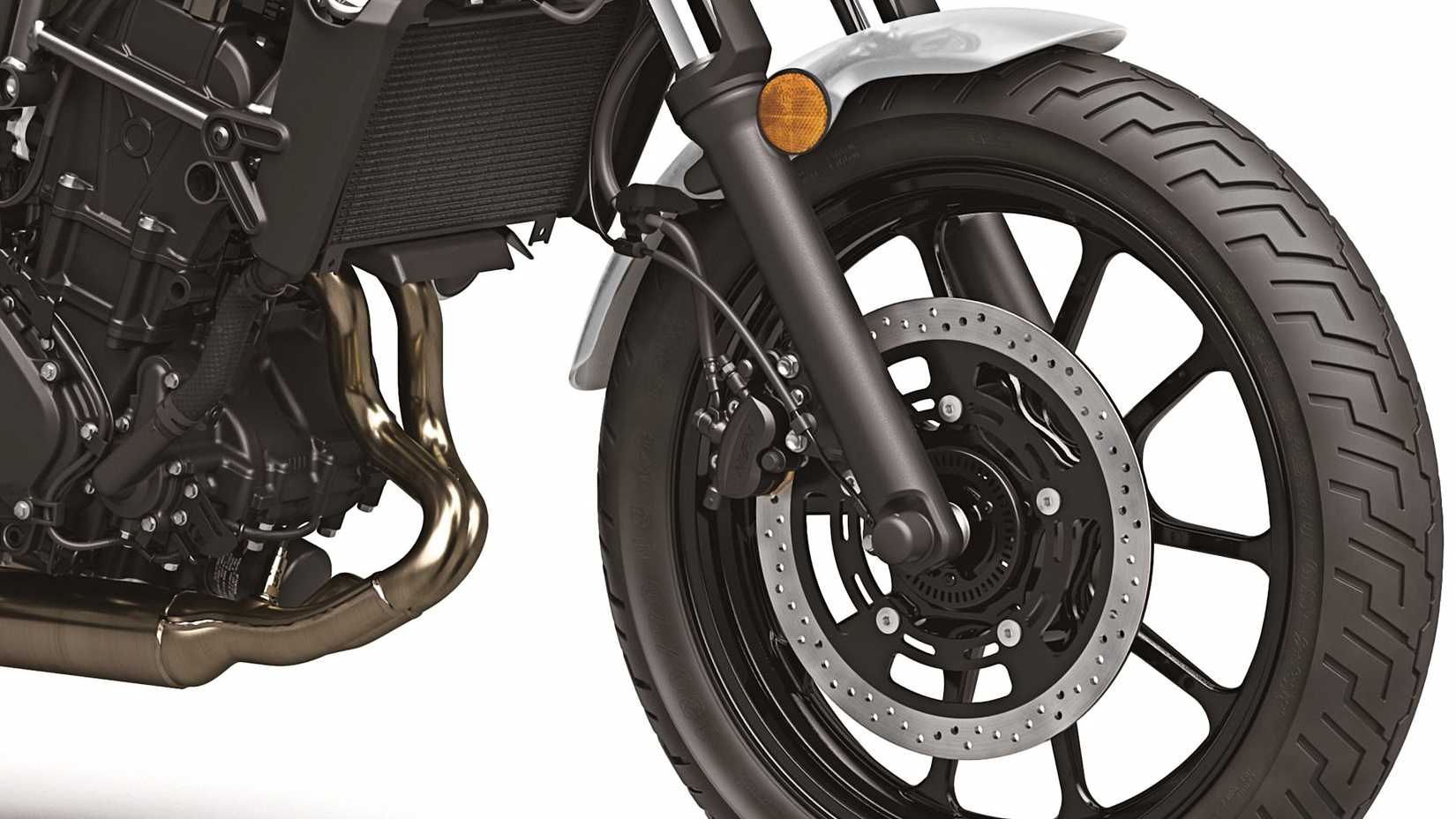 Detalhe aproximado dos componentes da suspensão e frenagem do Kawasaki Eliminator