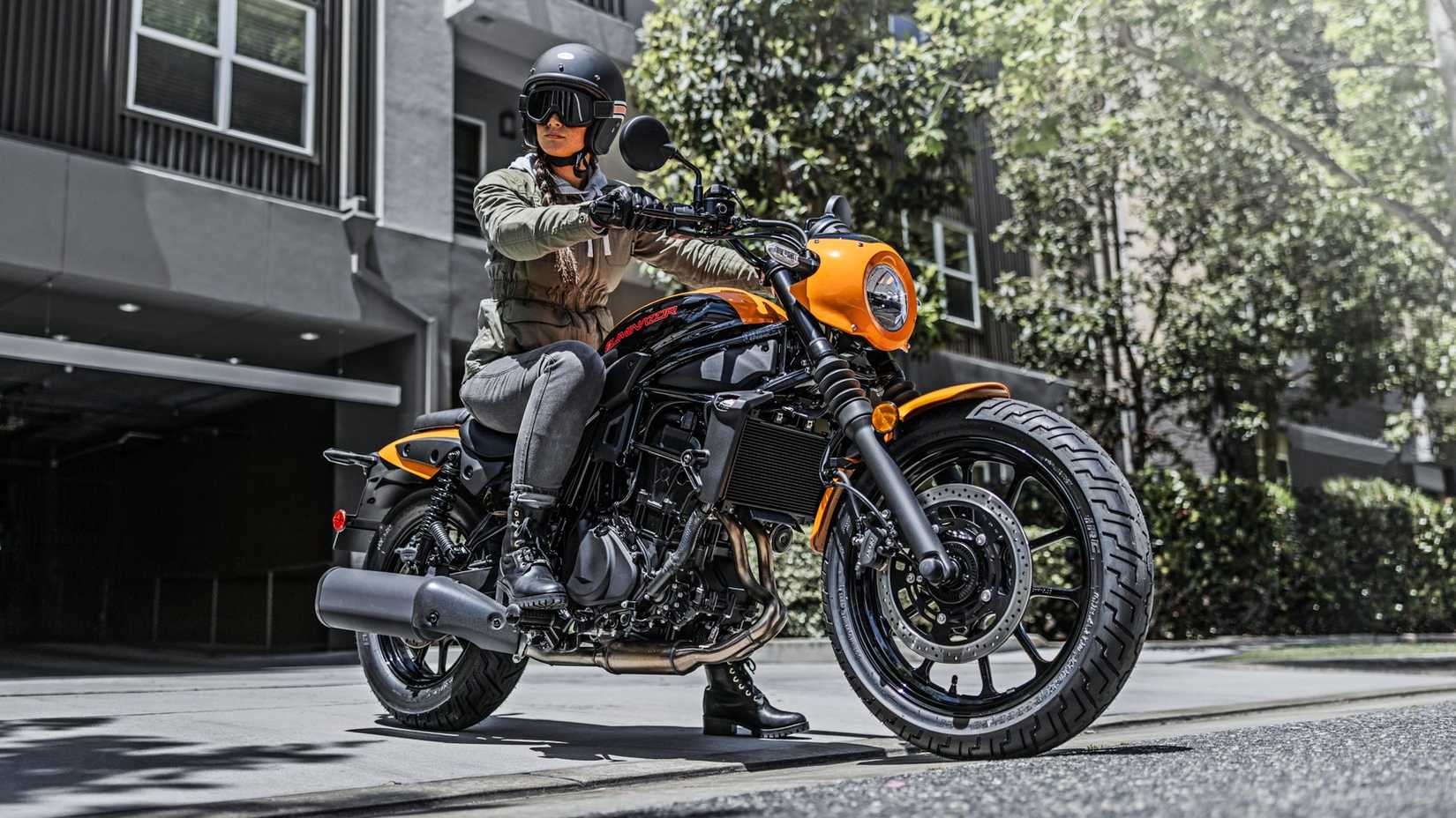 Piloto montado em uma Kawasaki Eliminator SE 2024 laranja