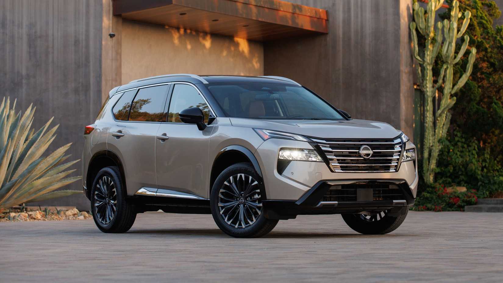 Foto de ação 3/4 frontal do Nissan Rogue 2024