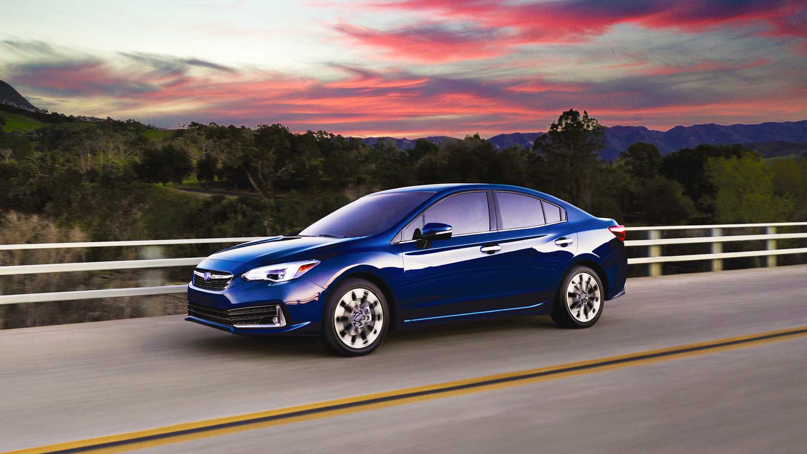 2024 Subaru Impreza tiro lateral dirigindo na estrada