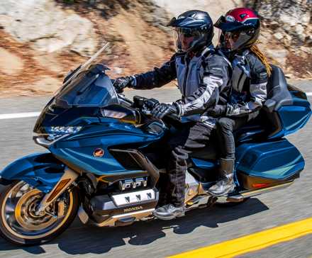 Foto de ação esquerda do lado esquerdo da Honda Gold Wing 2022