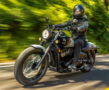 Honda Shadow Phantom navegando na estrada