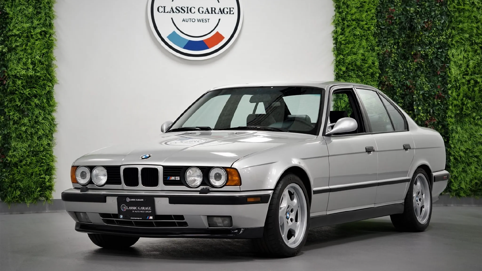 Um BMW M5 E34 prateado de 1993